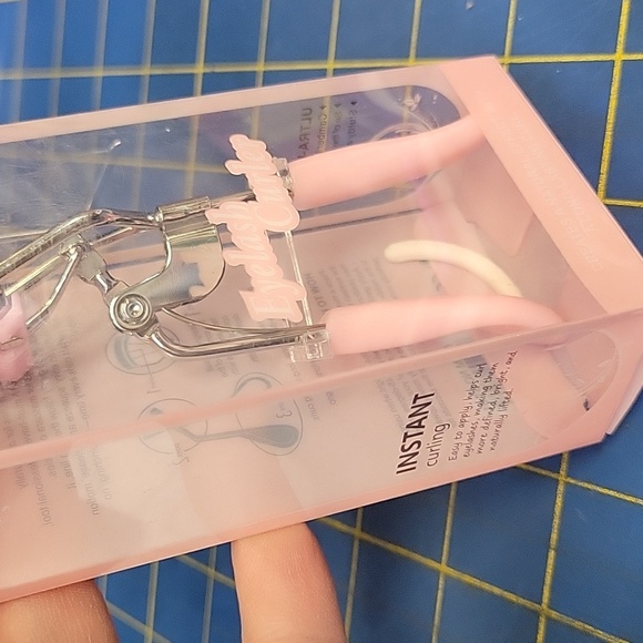 She Makeup Eyelash Curler with Pink Handles New Sealed Package - Picture 2 of 4